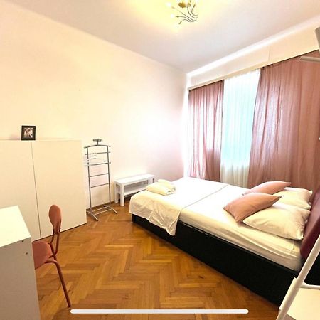 Downtown Unirii Square Private Economy Rooms With Shared Amenities Бухарест Экстерьер фото