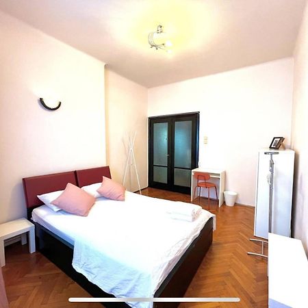 Downtown Unirii Square Private Economy Rooms With Shared Amenities Бухарест Экстерьер фото