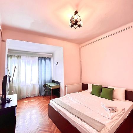 Downtown Unirii Square Private Economy Rooms With Shared Amenities Бухарест Экстерьер фото