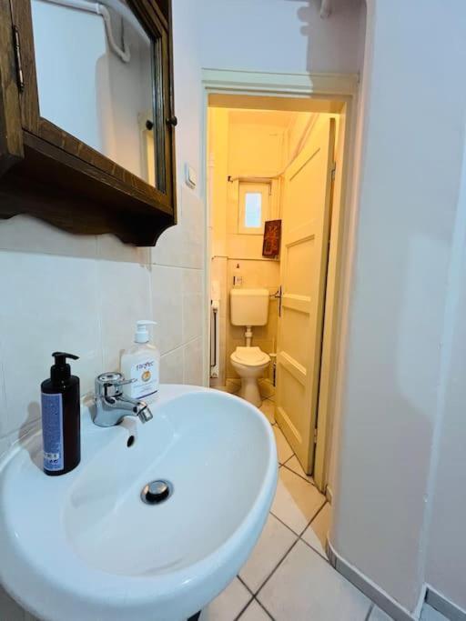 Downtown Unirii Square Private Economy Rooms With Shared Amenities Бухарест Экстерьер фото