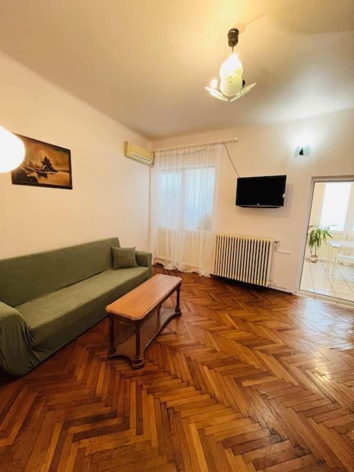 Downtown Unirii Square Private Economy Rooms With Shared Amenities Бухарест Экстерьер фото