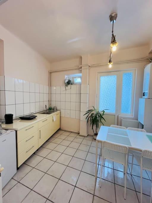 Downtown Unirii Square Private Economy Rooms With Shared Amenities Бухарест Экстерьер фото