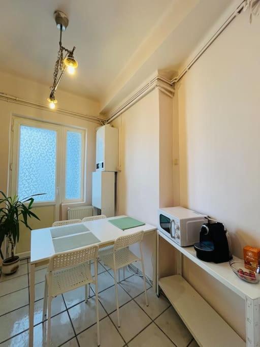 Downtown Unirii Square Private Economy Rooms With Shared Amenities Бухарест Экстерьер фото