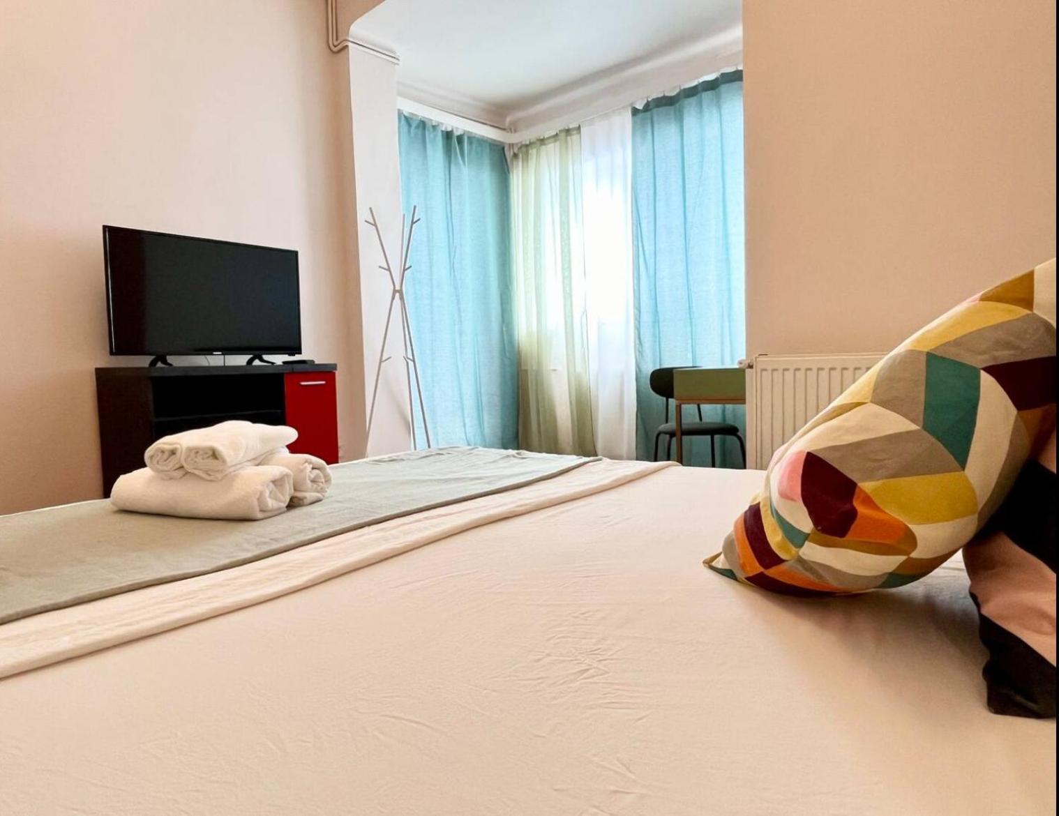 Downtown Unirii Square Private Economy Rooms With Shared Amenities Бухарест Экстерьер фото