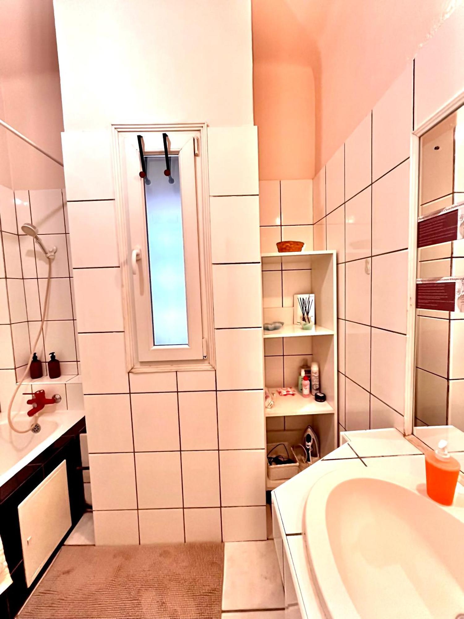 Downtown Unirii Square Private Economy Rooms With Shared Amenities Бухарест Экстерьер фото