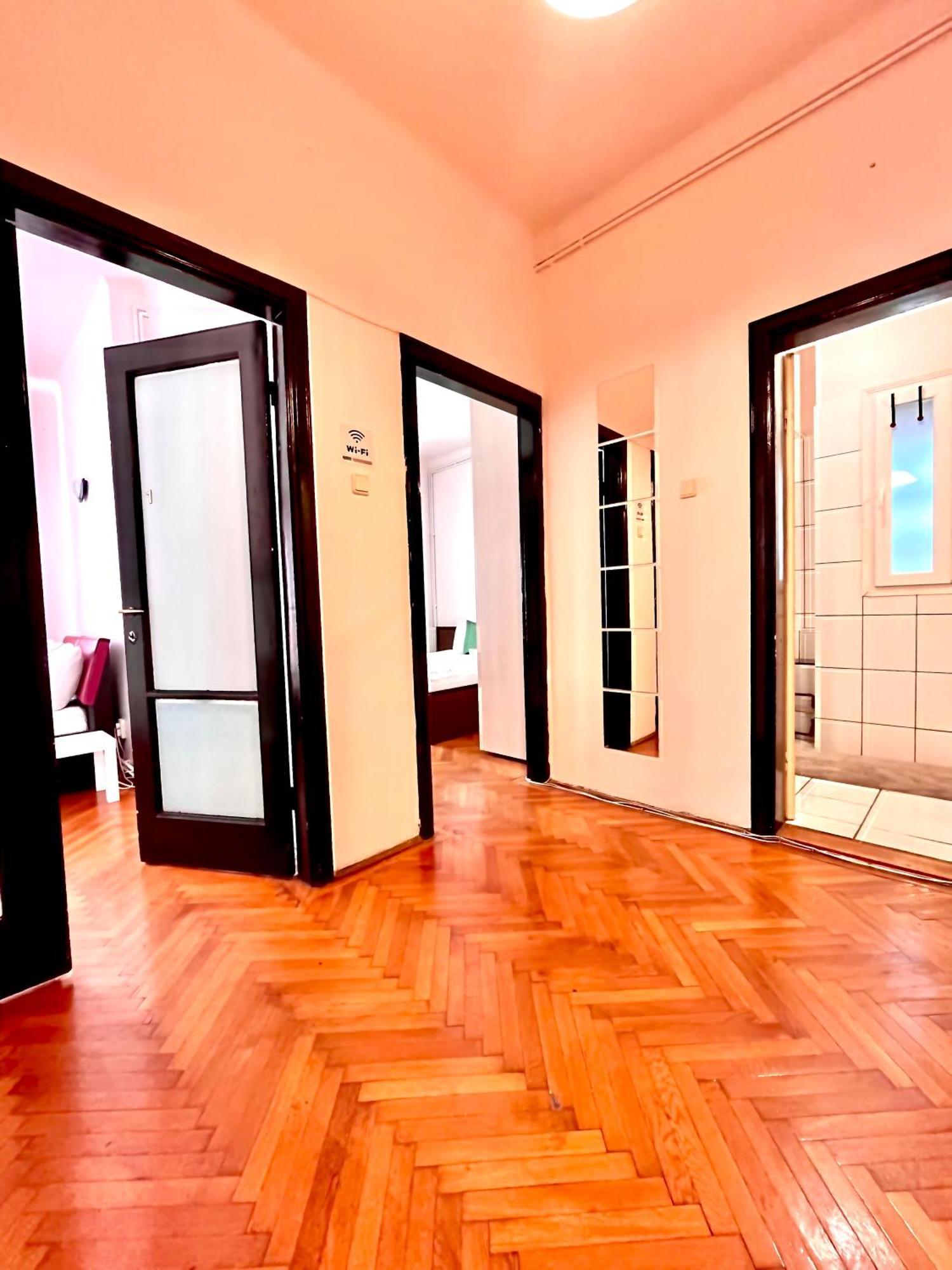 Downtown Unirii Square Private Economy Rooms With Shared Amenities Бухарест Экстерьер фото