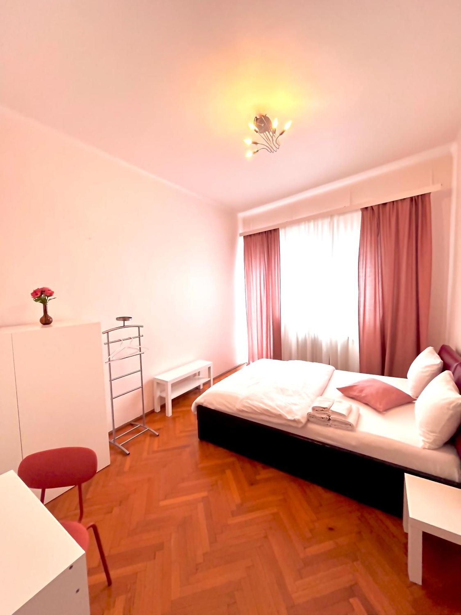 Downtown Unirii Square Private Economy Rooms With Shared Amenities Бухарест Экстерьер фото