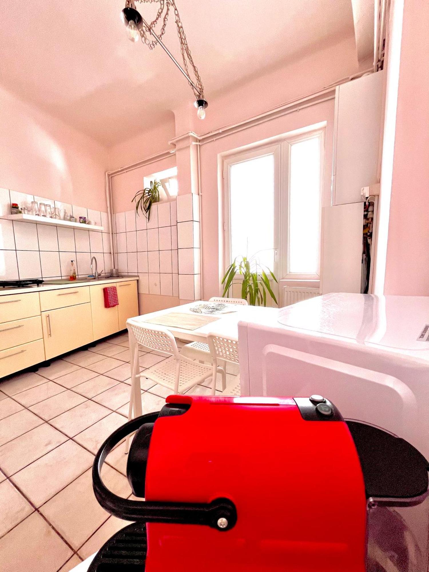 Downtown Unirii Square Private Economy Rooms With Shared Amenities Бухарест Экстерьер фото